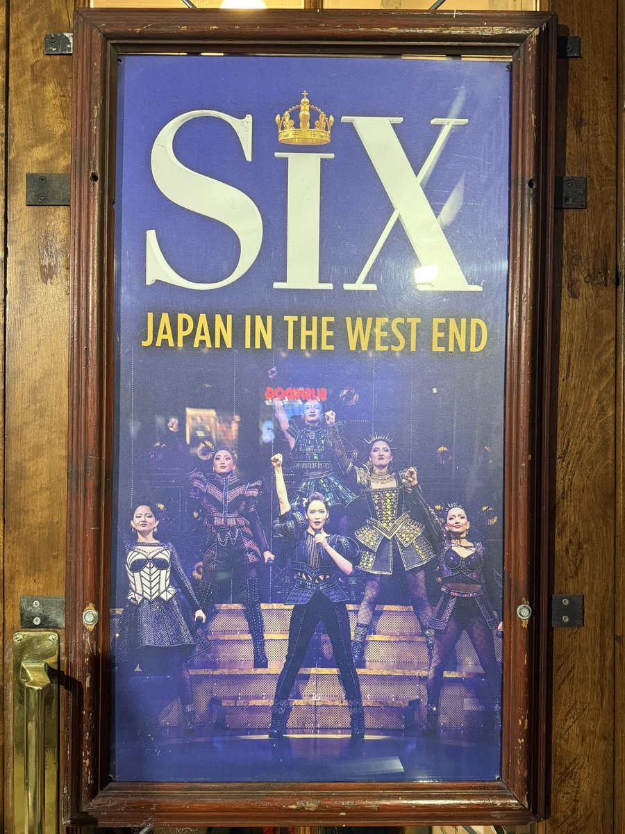 yuji0727's tweet image. 今日も #ヴォードヴィル劇場 でミュージカル『#SIX』日本キャスト版を観劇。
11月4日(火)と比べて客席で飛び交う日本語の数が減り、初日以上にグローバルな客席に改めて「世界」を体感！
日本を飛び出し世界で光り輝く"日本のクイーンズ"が誇らしい👑
#ミュージカルSIX
#SIXJapanWestEnd