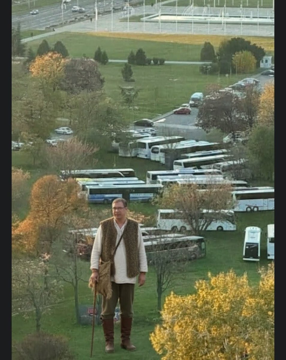 vlasinafight's tweet photo. Čoban izveo autobuse na pašu. Goblen. https://t.co/JPpOICZ2hx