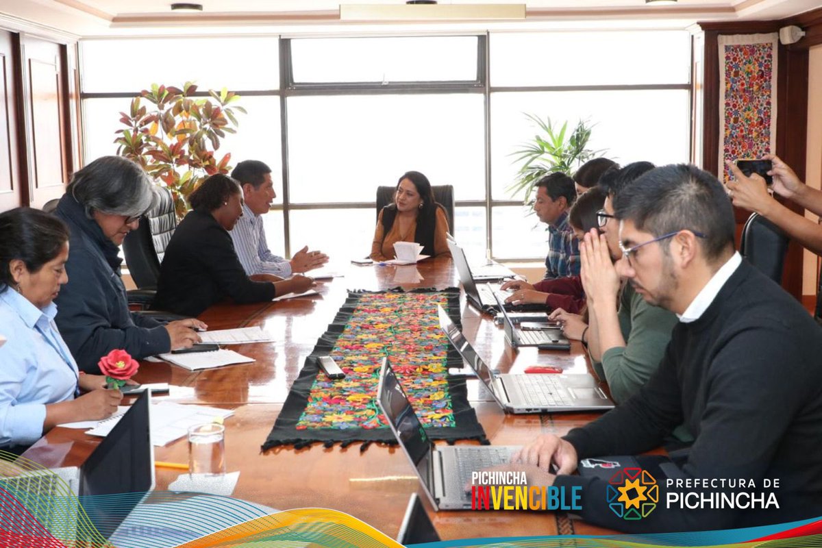 🤝 ¡Trabajamos junto a nuestras comunidades para garantizar su desarrollo!

La prefecta <a href="/PaolaPabonC/">Paola Pabón</a> se reunió con los representantes de la Junta Parroquial de Tumbaco para revisar el avance de la ejecución presupuestaria 2025.

Estos espacios de diálogo garantizan que cada