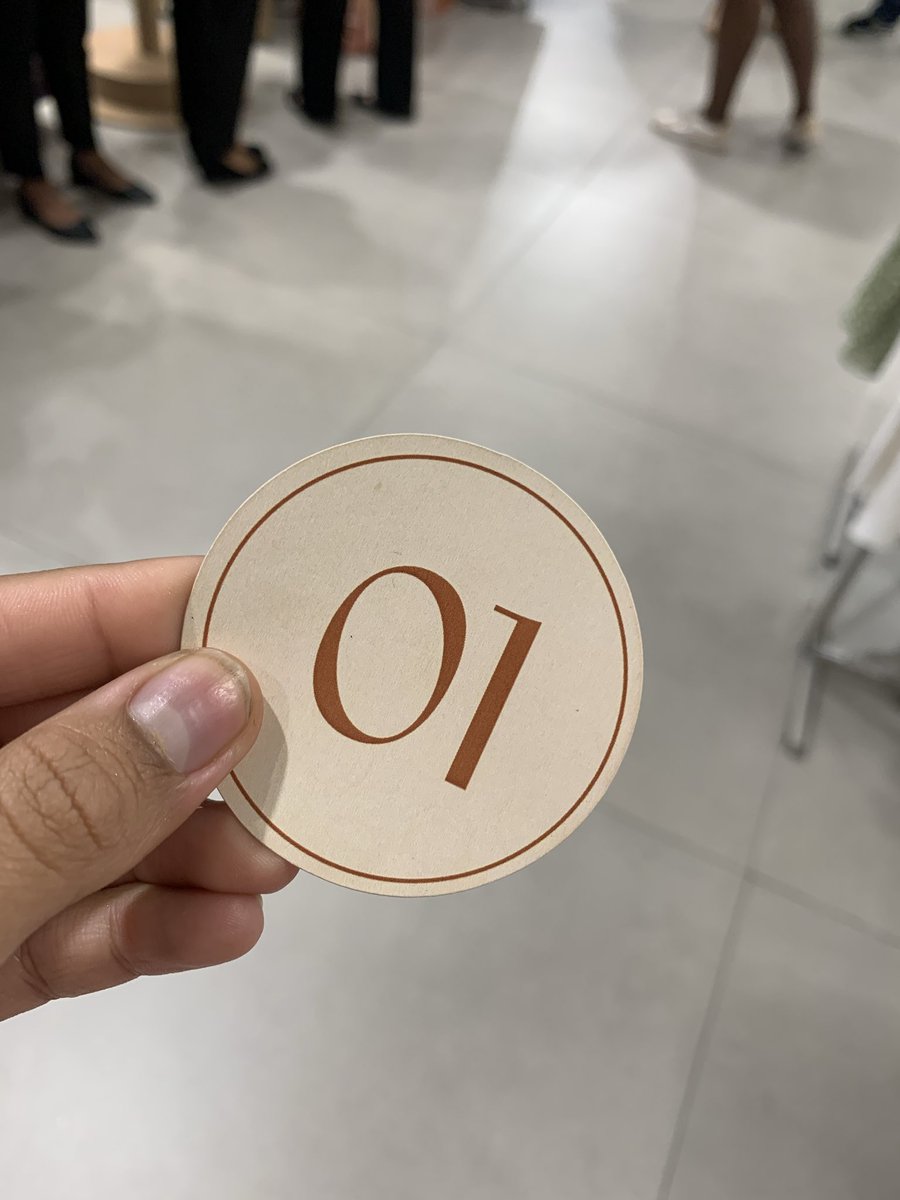 inffosjade's tweet image. Eu saí de casa às 10h da manhã, cheguei e fui a primeira da fila. Apesar de morar super longe do evento, foi a realização de um sonho. Acompanho a @jadepicon oficialmente desde o BBB, ficava 24h aqui, e hoje pude falar um pouco desse carinho que sinto por ela há tanto tempo 🩷