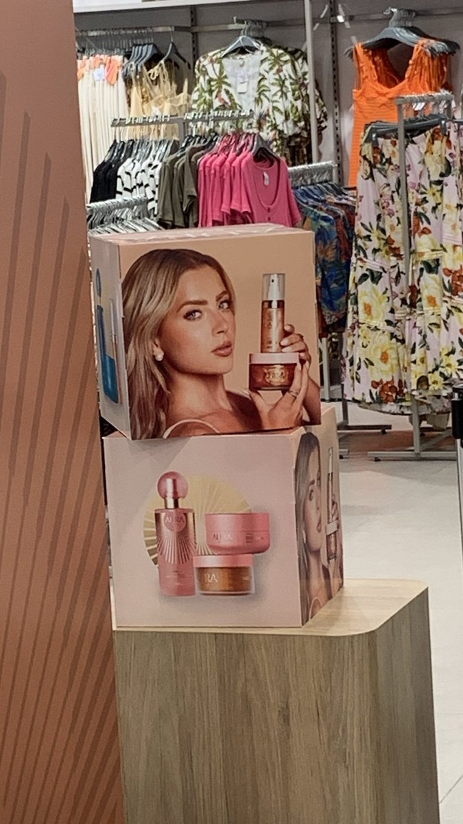 inffosjade's tweet image. Eu saí de casa às 10h da manhã, cheguei e fui a primeira da fila. Apesar de morar super longe do evento, foi a realização de um sonho. Acompanho a @jadepicon oficialmente desde o BBB, ficava 24h aqui, e hoje pude falar um pouco desse carinho que sinto por ela há tanto tempo 🩷