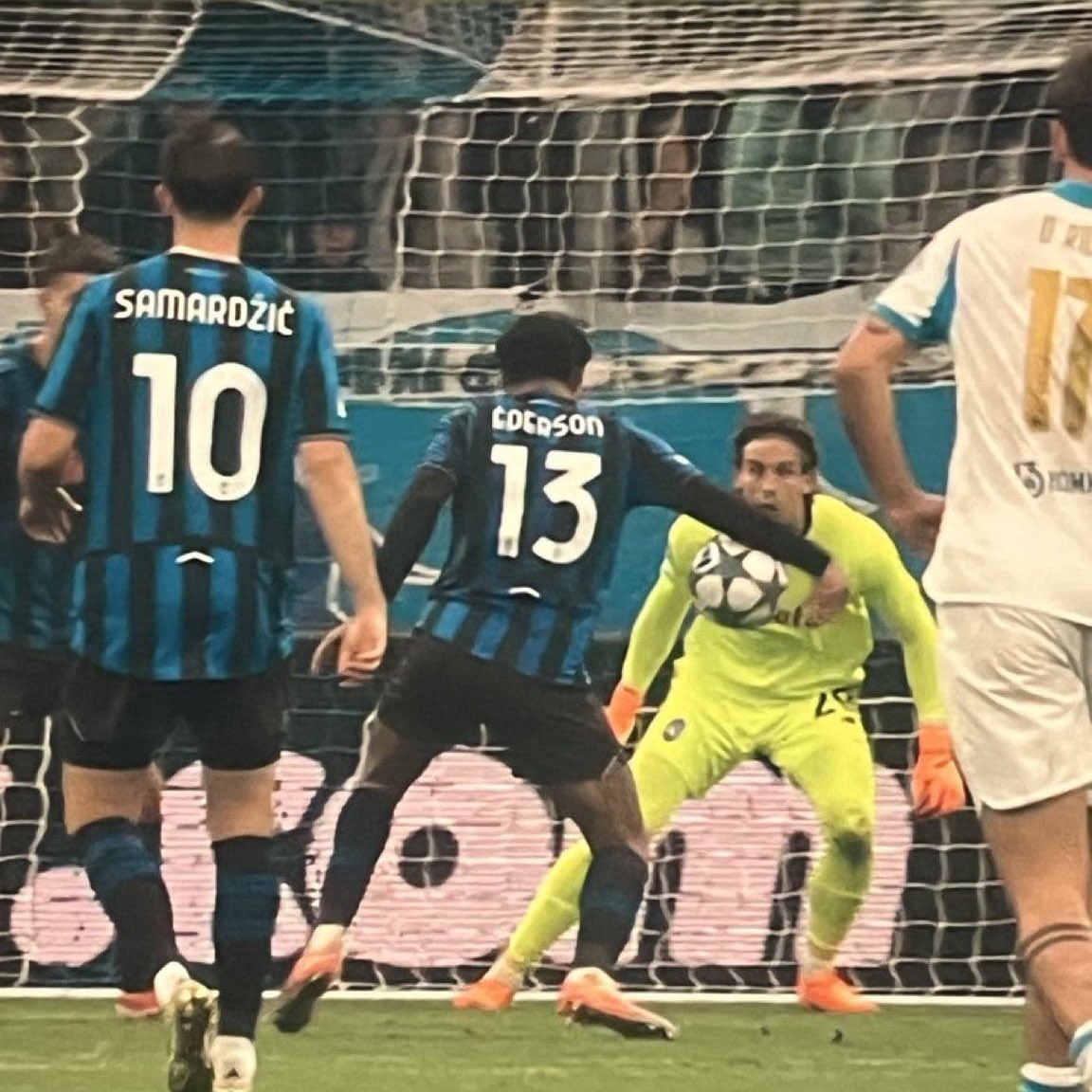 MassiliaZone's tweet image. 🚨Samir Nasri : 

"L’arbitrage n’a pas été à la hauteur dans tous les sens. Je ne comprends pas le but refusé aux Bergamasques. 

Les marseillais ont raté leur match, il ne faut pas s’en prendre à l’arbitrage, ils étaient en retard sur tout."

[@canalplus]