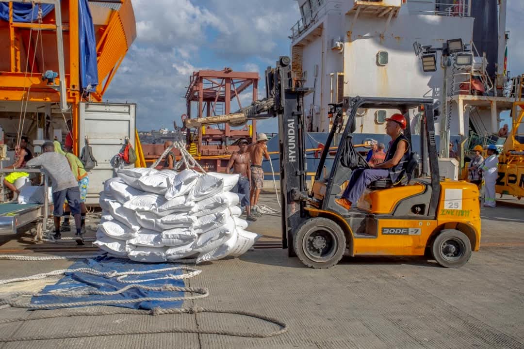 LabradaKatia's tweet image. #HuracanMelissa
Portuarios y transportistas Santiaqueros se alistan para la descarga del buque de arroz.
#PorCubaJuntosCreamos