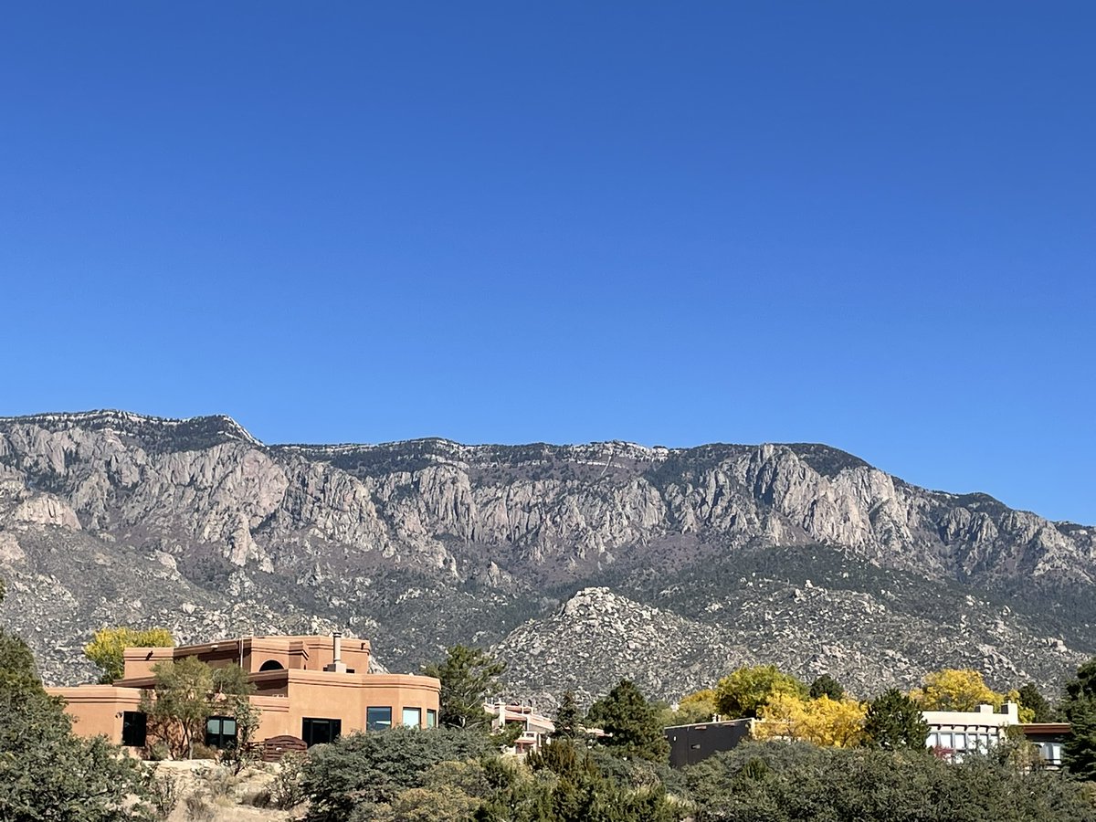 Howtobefit's tweet image. Mid-week hike with my daughter Grace, with almost 500&apos; of elevation gain, and temperatures 10 degrees above normal. I included a photo from my run on November 5th, 2024, for comparison!