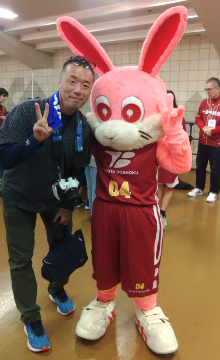 ラビコっていうんだね！かわいいね🐇🤎
いっしょにしゃしんとってくれてありがとね📷️

でもこんしゅうまつはまけないぞ！😸💙

#トヨタ紡織サンシャインラビッツ
#東京羽田ヴィッキーズ
#Wリーグ