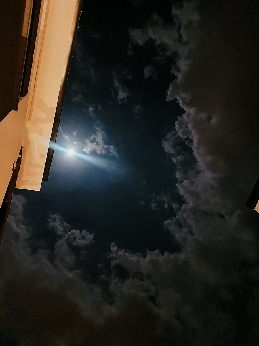 Bitti sandığın yerde, bir ışık hep yanar...
Çünkü; hep,
Vardır Allah'ın Bir Bildiği ☝🏽🧿

#SonsuzŞükürHerşeye
#Dolunay
#BoğaDolunayı
#GeceyeBirNot