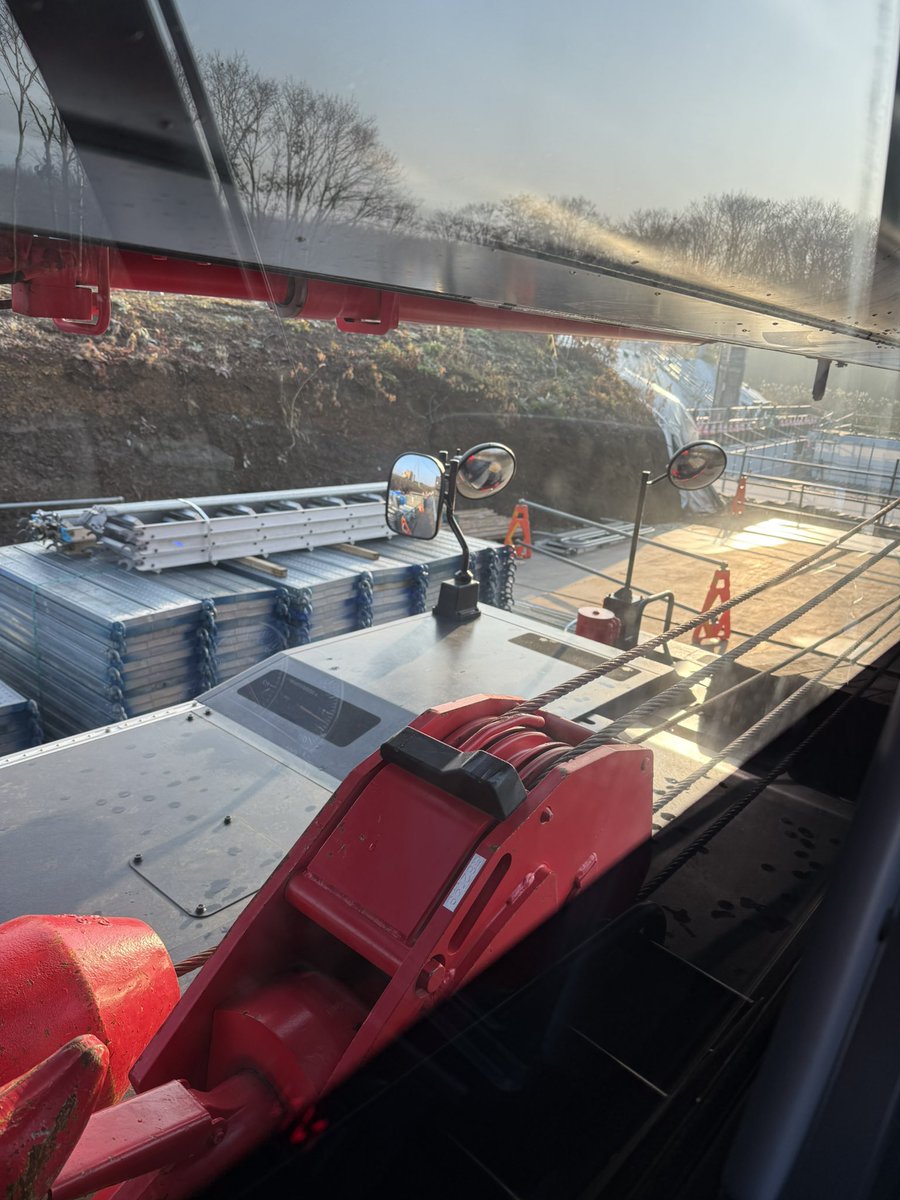 何でクレーン据える場所に置くの？笑
腹立つ朝から手間