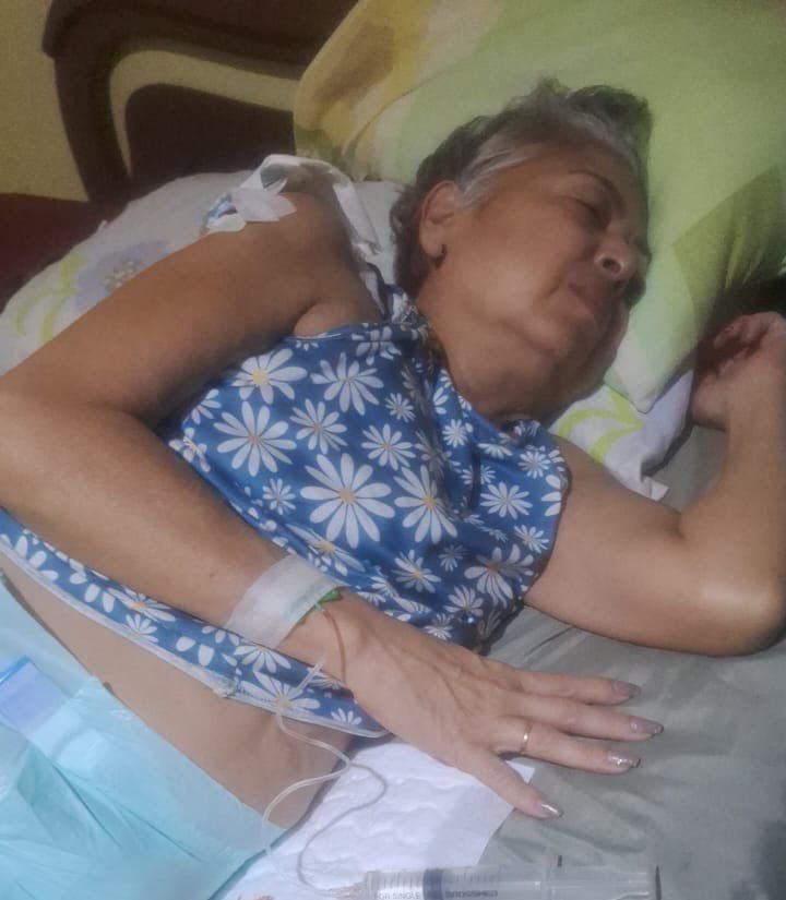 #ATENCION; DENUNCIA URGENTE:
La vida de Yenny Lucía Barrios, ex presa política, se encuentra en agonía. Paciente oncológica, hoy está hospitalizada con sus riñones colapsados y en estado crítico. Yenny no está hoy acompañada por su único familiar en Venezuela, su hijo, Diego