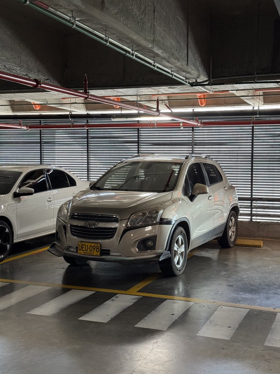 Yo sé que la placa dice Manizales, pero me resisto a creer que esta forma de parquear sea de un manizaleño.