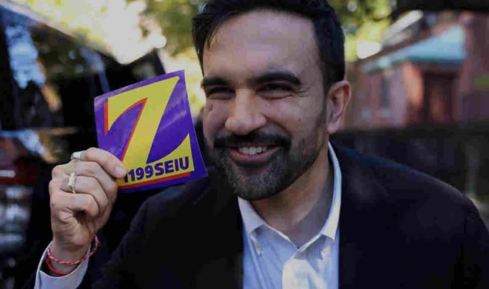 بدأ الذباب المتصهين يشن حملة على #زهران_ممدانى المسلم الفائز بمنصب عمدة #نيويورك، فهو:
شيعى رافضى،
وهو مؤيد للمثلية،
وهو يشرب الخمر ويرقص!!!
وكأننا ننتخب خليفة لعمر بن الخطاب!

ياأولاد الأفاعى:
وهل كان عمدة نيويورك السابق من رواد المساجد؟
وهل أنجس من أنجبت البشرية ترامب شهيد