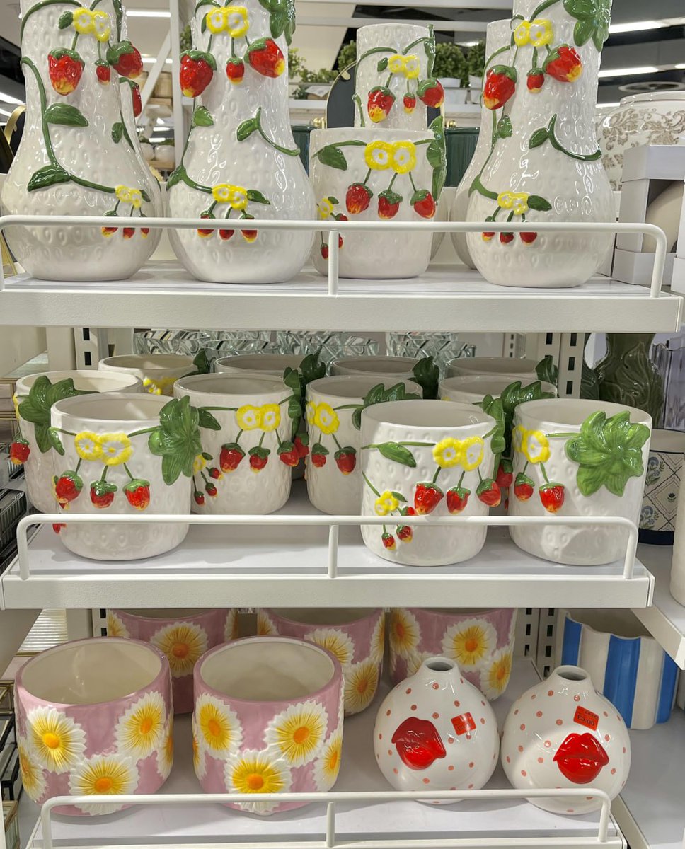 Lisa_910954's tweet photo. I was amazed by Primark's spring table, and they have the most beautiful things, strawberries, tomatoes, flowers, and even Easter animals. If you haven't been yet, you should definitely check it out💕 https://t.co/vgWdmm22sK