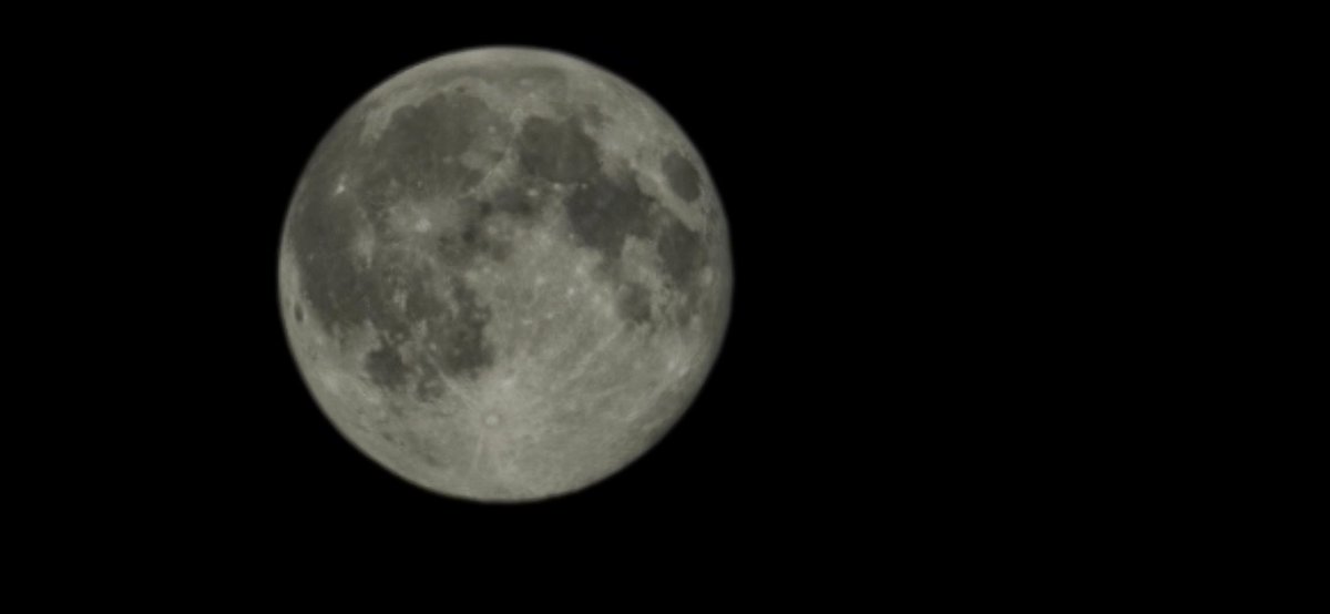 JoyceDFoto's tweet image. Even de zoomfunctie van mijn mobiel uitgeprobeerd op de #maan 
Valt me niks tegen zonder statief.
Volgende keer minder wiebelen 😊