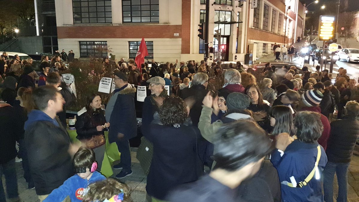 ✊Pas de fachos dans nos quartiers, pas de quartier pour les fachos!
À Ivry , on ne regarde pas la haine passer, on la combat.
Quand les fascistes s’organisent, on répond présent·es, avec celles et ceux qui refusent de courber l’échine.

#antifa #ivry #onlacherien #resistance