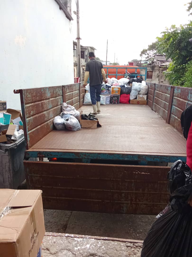 Se entrega desde la #CTCCOTORRO donaciones para nuestros hermanos en las zonas del Oriente del país 
"Solo el amor convierte en milagro el barro"
#PorCubaJuntosCreamos 
<a href="/CtcLaHabana/">Ctc Provincial La Habana🇨🇺</a> <a href="/Colina_CTCuba/">Miguel Colina</a> <a href="/PartidoPCC/">Partido Comunista de Cuba</a>