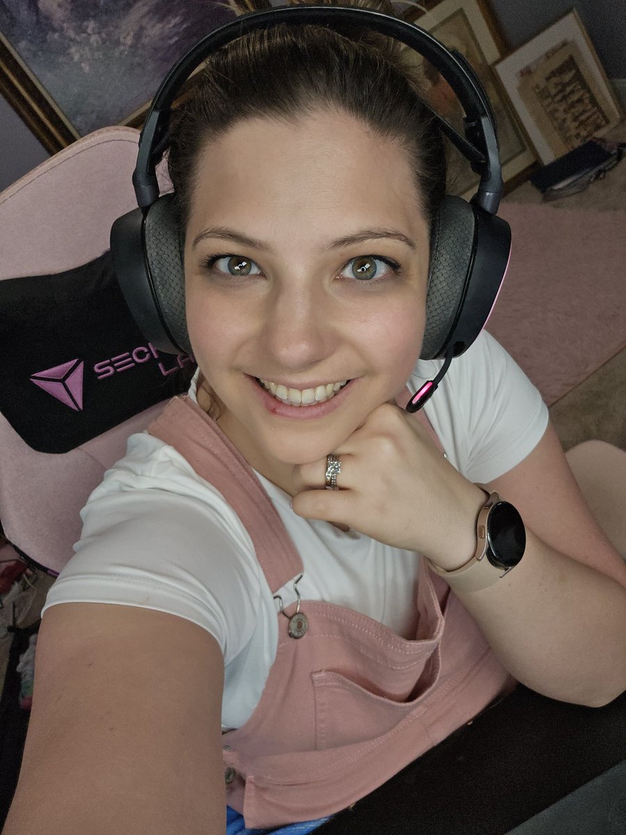 I HAVE OVERALLS AND I LOVE THEM 
(I havent had a pair since I was little little. Like I dont even remember ever owning any little) 

Live playing dota now ❤️ ttv/reinessa ❤️