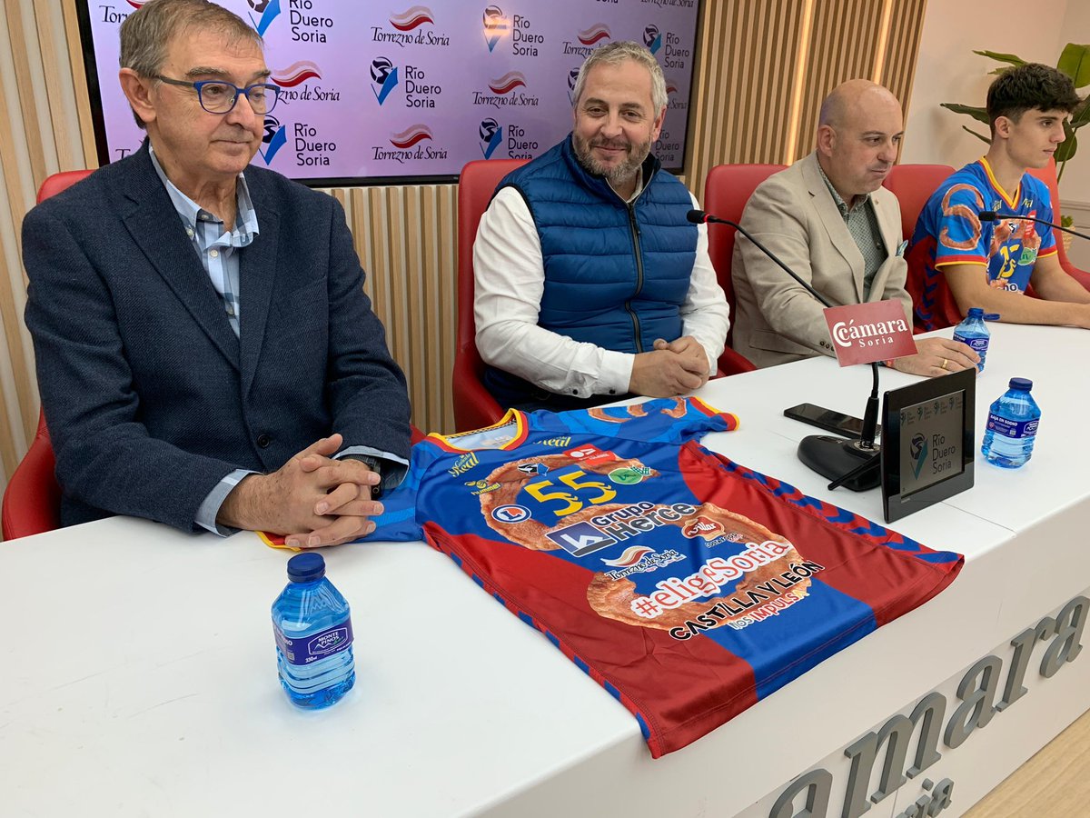 JuanjoDelgadoes's tweet photo. 💥 Presentamos la nueva camiseta @TorreznodeSoria @rioduerovoley
💪🏐🥓
8 temporadas juntos y este año llega con diseño superheroico, con un #Torrezno convertido en la S de Soria.
¡Divertida, llamativa y con #TorreznoPower! 🦸♂️🔥
#Voleibol #Soria #Superliga #Camiseta #Patrocinio https://t.co/ap2woeLOBb