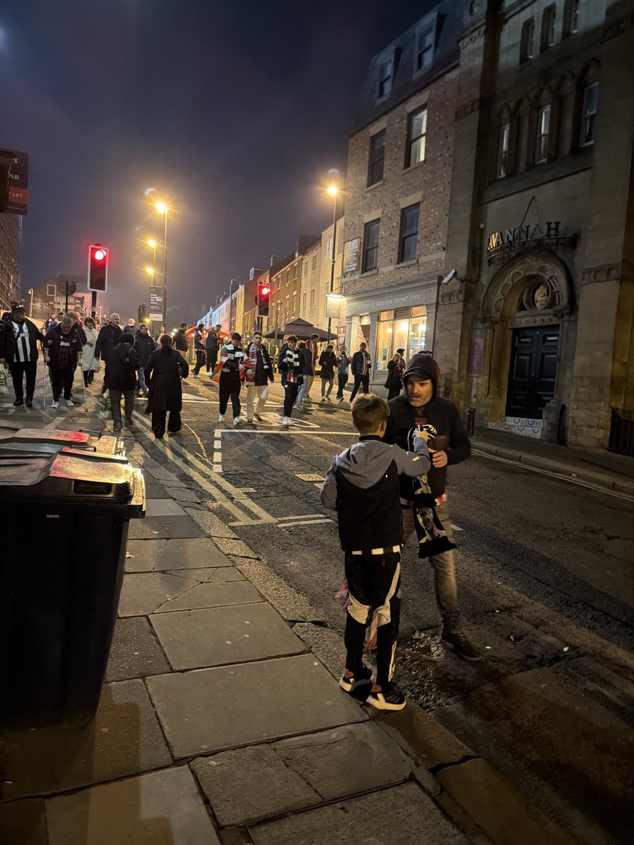 widdm's tweet image. Good night at the office for the toon. Ridiculous surfer again. Top win and then a moment to treasure. George swapping scarfs with and @AthleticClub fan. What it’s about and keeping that bond years later. @worflags @NUFC