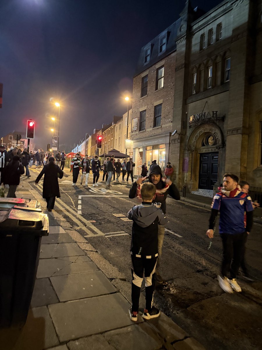 widdm's tweet image. Good night at the office for the toon. Ridiculous surfer again. Top win and then a moment to treasure. George swapping scarfs with and @AthleticClub fan. What it’s about and keeping that bond years later. @worflags @NUFC