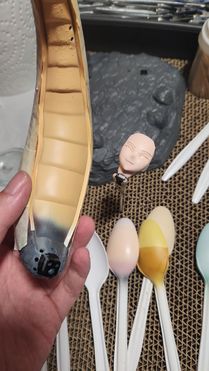 Day 3
Tail underside and wing membrane color: success
Skin tone: Failure
Pale skin escapes me. I thought i had a lead yesterday but adding white made it more pink instead of just going paler.
Fair skin eludes me still.
My oshi needs more sun 😂