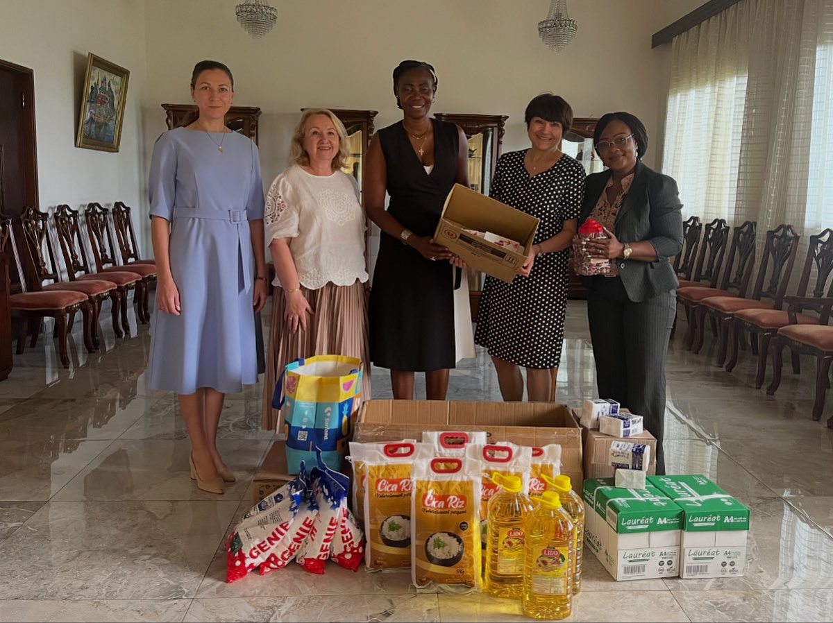 📅 Le 5 novembre, l'Ambassade de Russie au Bénin a participé à une action caritative organisée par le Club international des femmes de Cotonou (CIFC)

✅ Des produits de première nécessité ont été remis au CIFC pour être distribués aux orphelins béninois