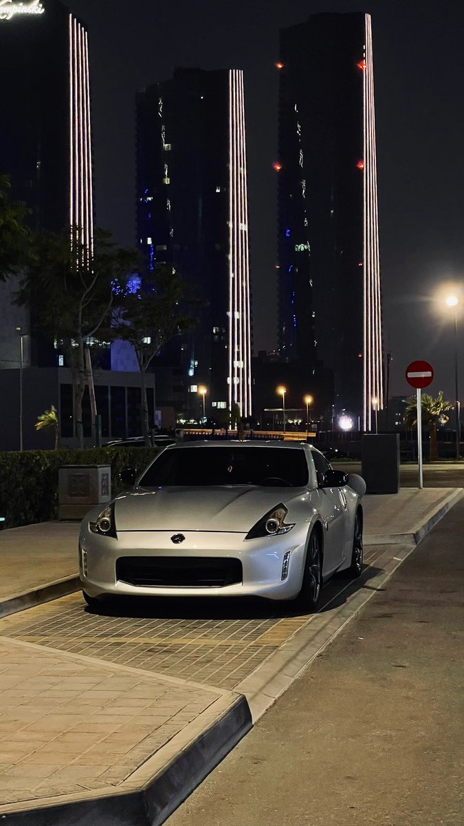 ولونَك مو دمع ماضمتك عيني ..
ولونك مو كحل ماشالتك عيني!