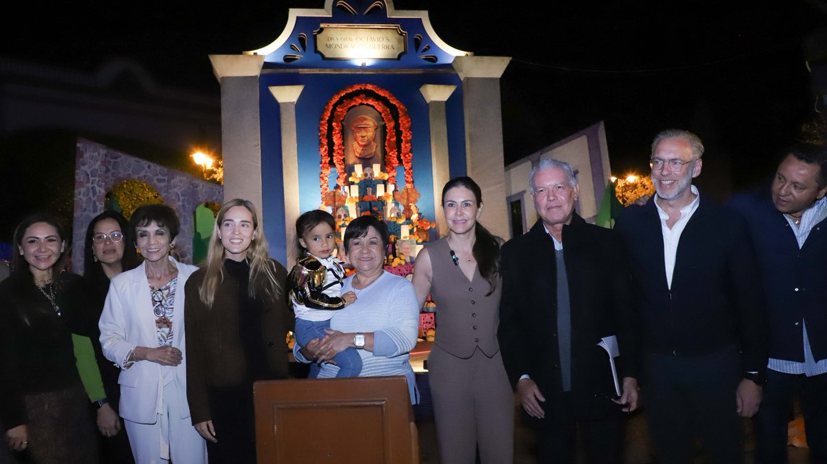 QroEnterado's tweet photo. La secretaria de Turismo, Adriana Vega, inauguró el Altar Monumental en honor al Dr. Octavio Mondragón, un legado educativo que perdura. ¡Celebremos juntos la cultura queretana! Más información: https://t.co/cToT08P2he #DíaDeMuertos #Homenaje #Querétaro https://t.co/Iz3pH8ngUU