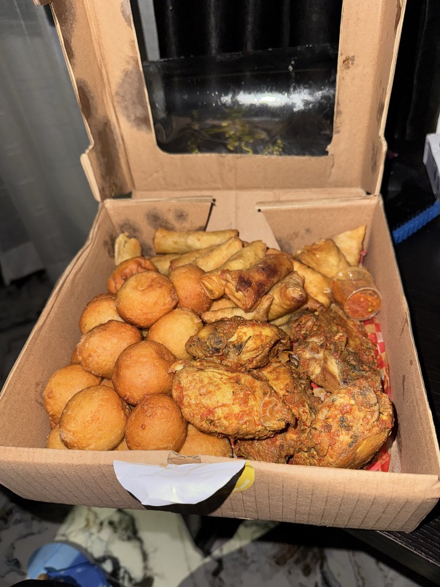 oxCybermonk's tweet photo. Gn CT  
Good night, vibers.  

Rest up and recharge 
tomorrow’s another shot at the @easydotfunX leaderboard. Have fun. 🌙

A quick snack before bed https://t.co/bDi5ctF3SG