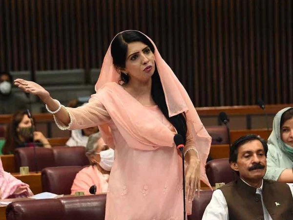 عالیہ حمزہ روزانہ ایک ٹویٹ کے زریعے بتاتی ہیں کہ 27ویں ترمیم سے نظر ہٹانے کے لیے سب کچھ کیا جا رہا ہے
عالیہ حمزہ آپ کے ہاتھ میں ہے کہ آپ یہ سب کچھ دس منٹ میں ختم کر سکتی ہیں
آپ بتائیں بلال اعجاز اور احمد چٹھہ کو عہدوں سے فارغ کرنے کے لیے کس شخص نے عمران خان کا نام استعمال کیا اور