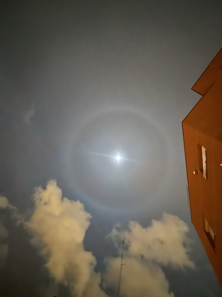 silviaa_8's tweet photo. Barcelona, la lluna i aquest misteri al cel.🤨 Algú sap què pot ser? 🌕 https://t.co/sP8C7yq41D