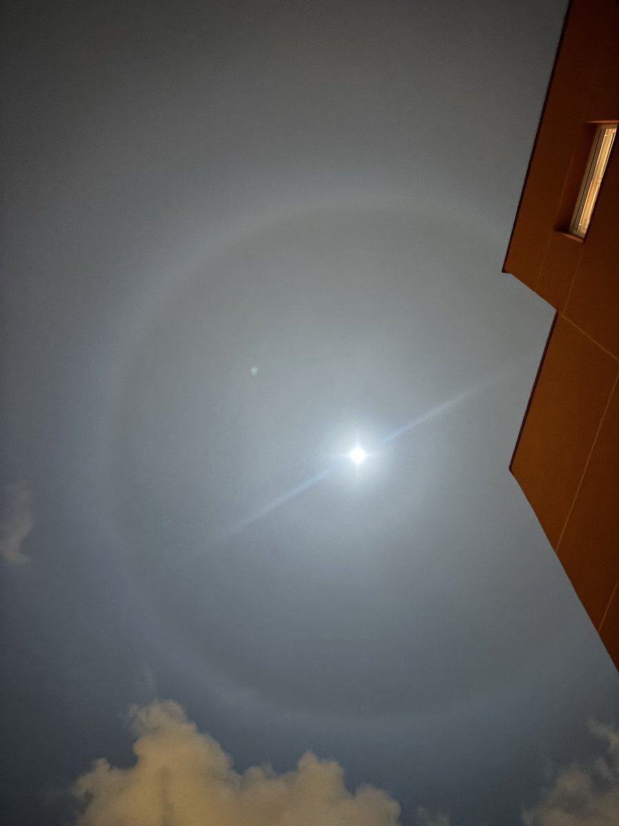 silviaa_8's tweet photo. Barcelona, la lluna i aquest misteri al cel.🤨 Algú sap què pot ser? 🌕 https://t.co/sP8C7yq41D