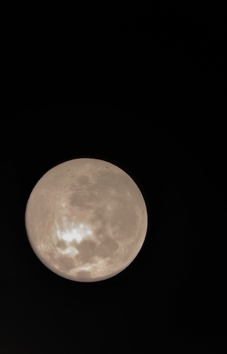 القمر اليوم بكامل حضوره وانا بكامل عدم استعداد لكويز بكرا