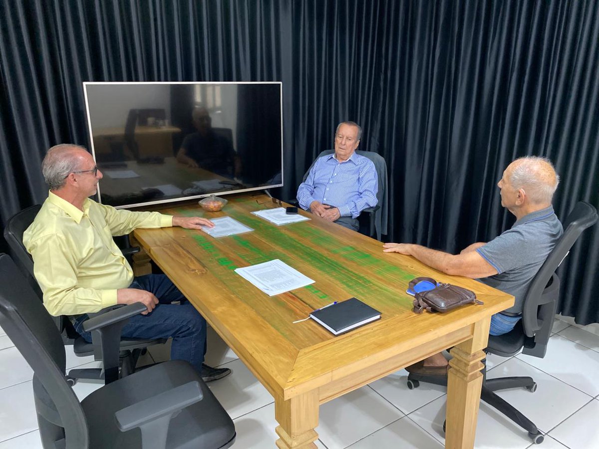 Fun_Peracchi's tweet photo. Jair Soares, governador do Estado do RS de 1983 à 1987, visita nova sede da fundação. Coronel Jerônimo Braga, presidente do Conselho Deliberativo da Funperacchi e Aroldo Medina, presidente da Diretoria Executiva, recepcionam o conselheiro decano e ex-presidente da Fundação. https://t.co/wMHTG4gXfX
