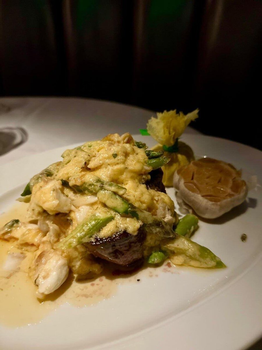 bbee455's tweet image. Cracking into the good life, one stone crab claw at a time 🦀✨