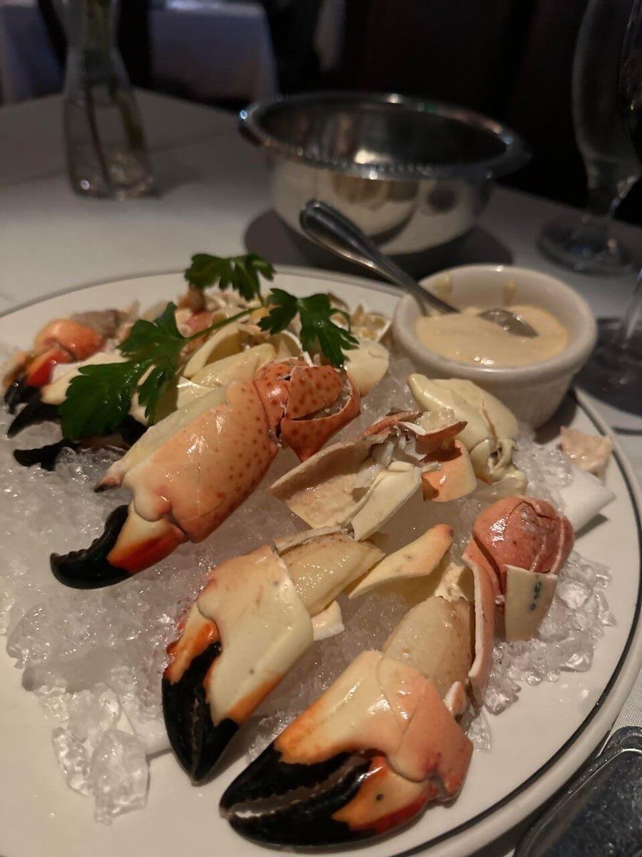 bbee455's tweet image. Cracking into the good life, one stone crab claw at a time 🦀✨