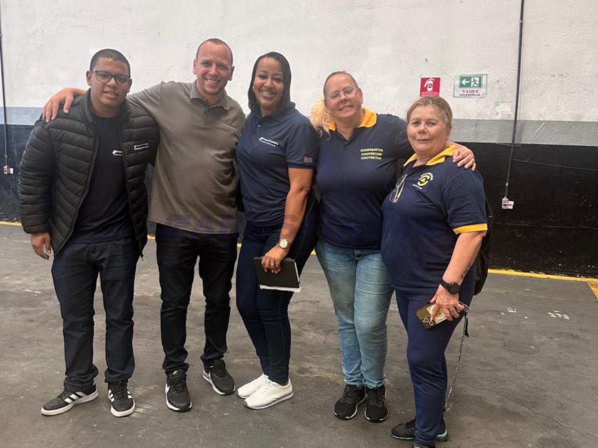 fabusforma's tweet photo. No último sábado (01/11), a @fabusforma teve a honra de marcar presença no evento promovido COOTRECESP e COOTRECEM em parceria com a @Toyota. Encontro foi uma excelente oportunidade para apresentar a nova Hiace a qual adaptamos ela para o segmento escolar 
#TransporteEscolar https://t.co/6DpIwhwvqf