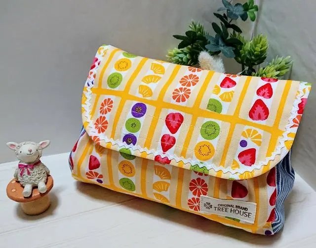 treehouse_2007's tweet image. フレッシュなフルーツサンドが美味しそうなおむつポーチです😊
おむつ５枚くらい持ち運べて便利なポーチ✨
赤ちゃんとのお出かけに活用してください
【再販3】受注制作 おむつポーチ☆フルーツサンド イエロー☆TREEHOUSE #minne 
minne.com/items/33216582