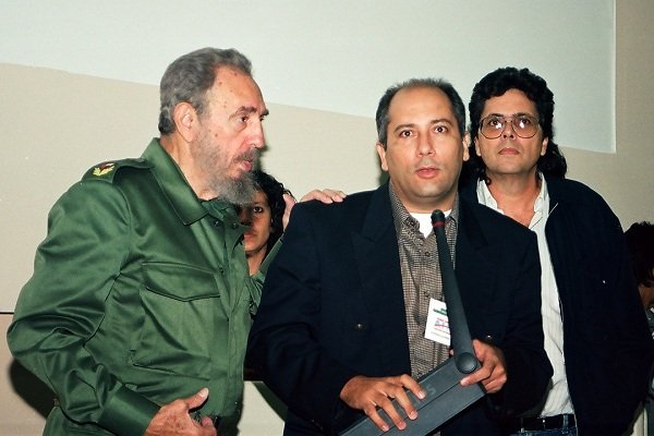 Hoy mi querido Alpidio cumple años. Se entrega desde el amanecer hasta tarde en la noche a la defensa d ntra cultura, q equivale a defender la patria. Pero spre le roba unas horas al sueño p dedicarlas a su auténtica vocación: la Poesía. Muchas felicidades, hermano mío!!!