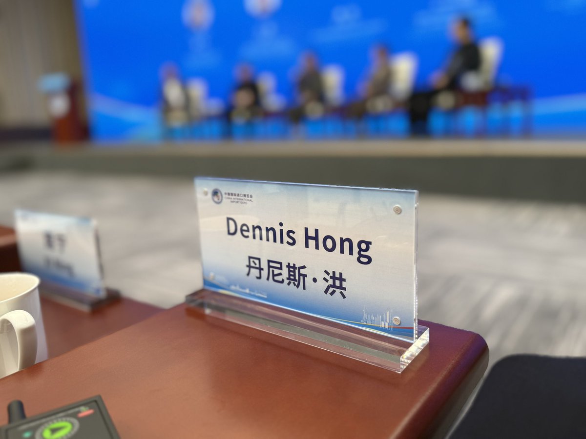 DennisHongRobot's tweet image. I’m in Shanghai!
Delivering the Keynote
at the Humanoid robotics forum
with Unitree’s Wang Xingxing.
Thanks for the invitation! 🤖👍

(Is that how my name is spelled in Chinese? 😛)
