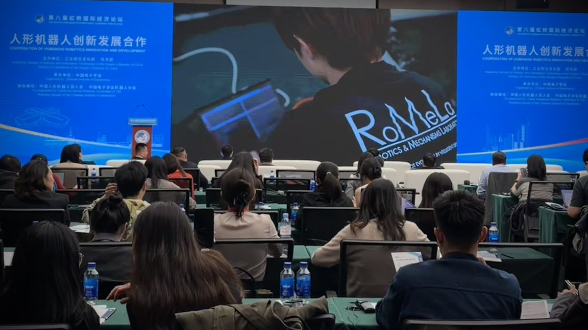 DennisHongRobot's tweet image. I’m in Shanghai!
Delivering the Keynote
at the Humanoid robotics forum
with Unitree’s Wang Xingxing.
Thanks for the invitation! 🤖👍

(Is that how my name is spelled in Chinese? 😛)