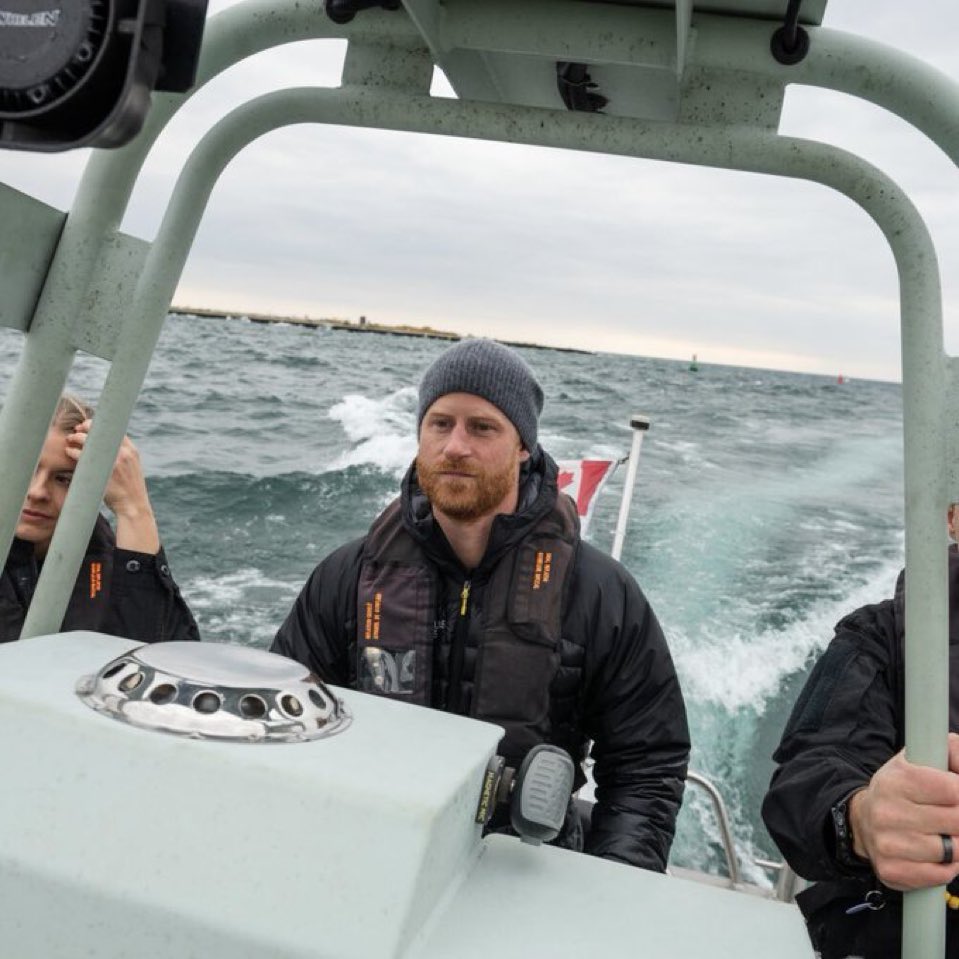 Here’s a picture of #PrinceHarry ruling the waves on Lake Ontario. Harry looks like a man whose well in control of himself 😉