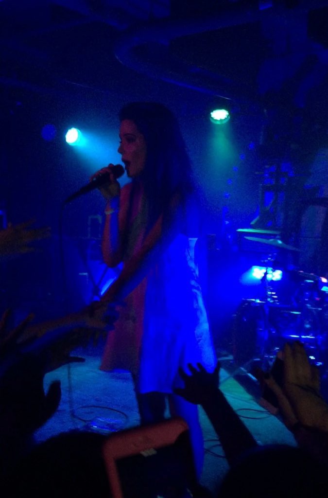 jstneedeveryone's tweet photo. my view at my first halsey concert vs my view yesterday 💘 https://t.co/z3iCzp22uN