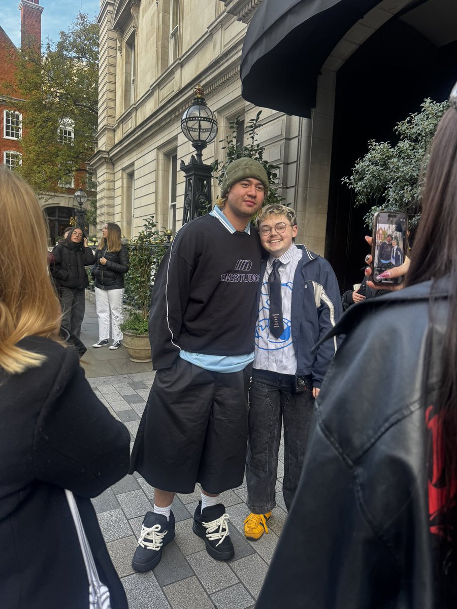 5SOST0URUPDATES's tweet image. Calum with NOSHAMEMAX today!