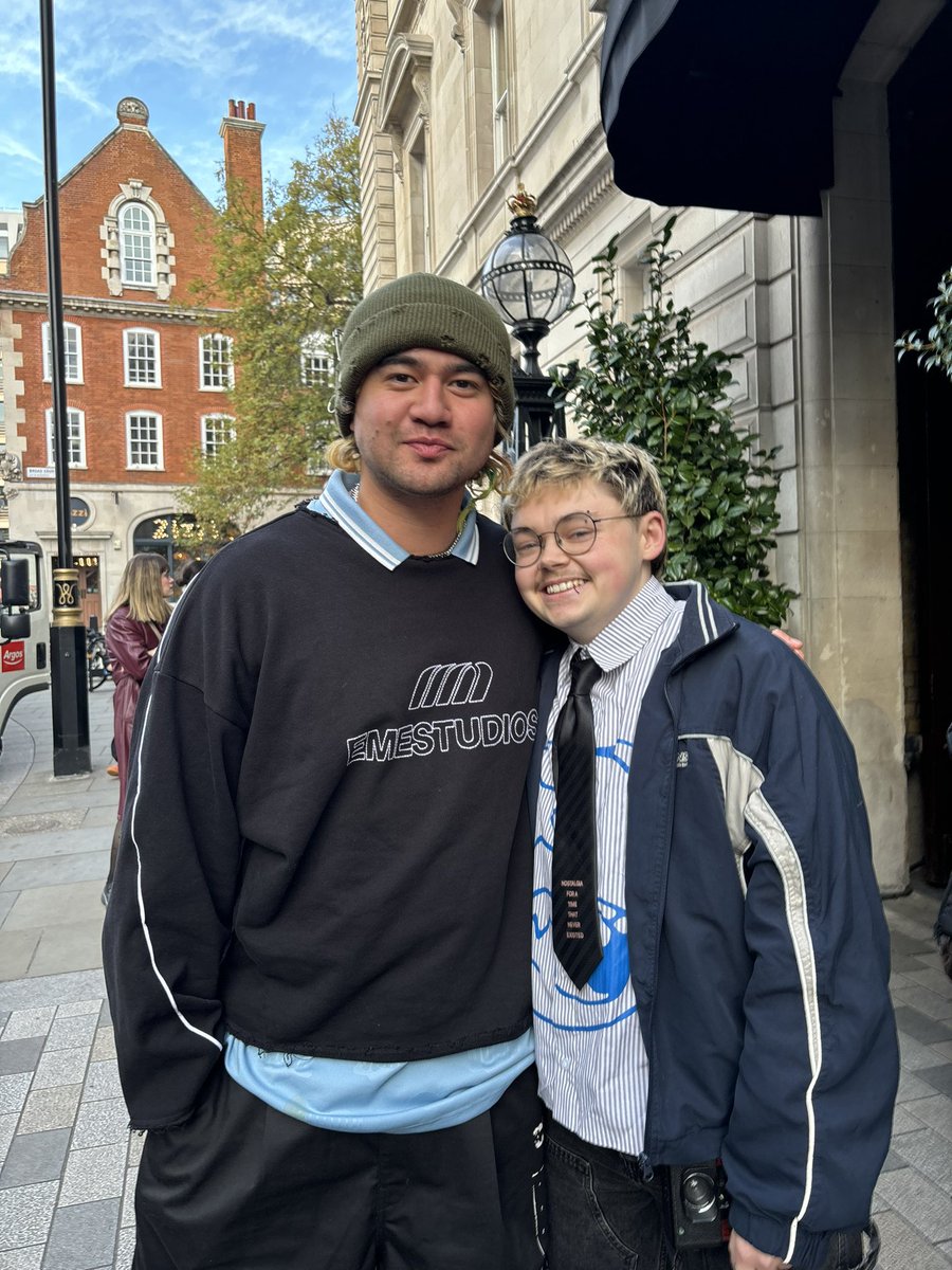 5SOST0URUPDATES's tweet image. Calum with NOSHAMEMAX today!
