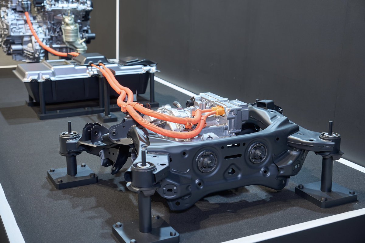 kazyakuruma's tweet photo. ホンダの大型車向けのe:HEV
新開発のV6エンジンと、Astemoの次世代eアクスルを組み合わせたAWDで、同一セグメントガソリン車と比べて30%の燃費向上を目指すとのこと。
リアがツインモーターじゃない点を除いて、実質的なSPORT HYBRID SH-AWDの後継とも言えるかも。 https://t.co/Q0kcGZS0a6