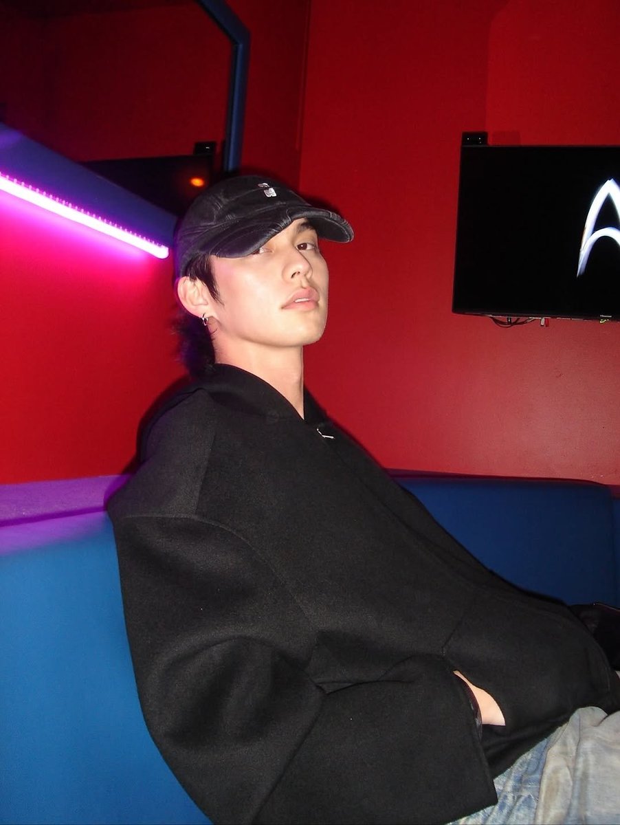 หล่อค้าบ จะกี่ปีผ่านมาก็หล่อและยังคงหล่อต่อไปค้าบ
เกิดมาเพื่อเป็นคนหล่อ เท่ น่ารัก สวยด้วย sexy ได้อีก