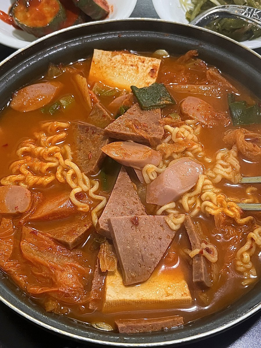 부대찌개를 1인분씩 해주시는 것만으로 너무 감사하고 소중한데 단돈 8천원에 존맛탱 고향맛 4첩 반찬과 윤기자르르 쌀밥을 한가득 주심
영원햇으면 조켓어….
