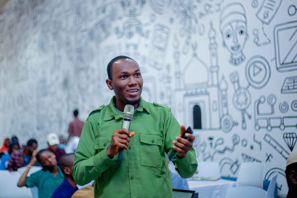 SamuelMuoleeh's tweet photo. I attended Day 1 of the GDG Ilorin DevFest held at the Ilorin Innovation Hub, and it was a truly insightful experience.
Yeah, that’s me in my full NYSC regalia.
I can enter anywhere, after all, I’m a proper government pikin😂.

#GDGIlorin #DevFest2025 #Flutter #CrossPlatform https://t.co/GfcCgfllRu