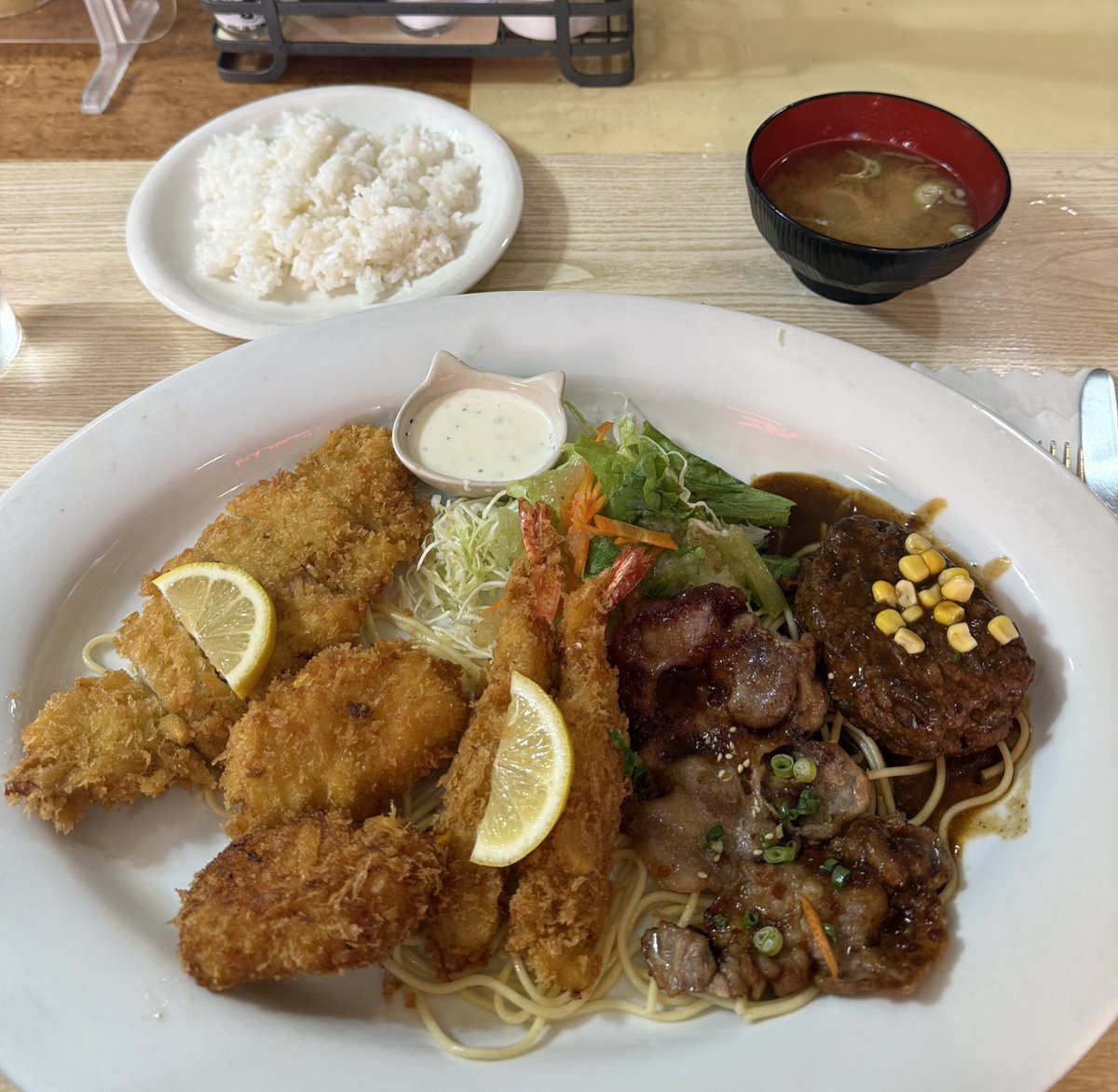 mochiko0204's tweet photo. とんかつもハンバーグもエビフライもカニクリームコロッケものってた
嬉しい！
猫もいっぱい飾ってあって可愛かった☺️ https://t.co/wP9B5nSvjf