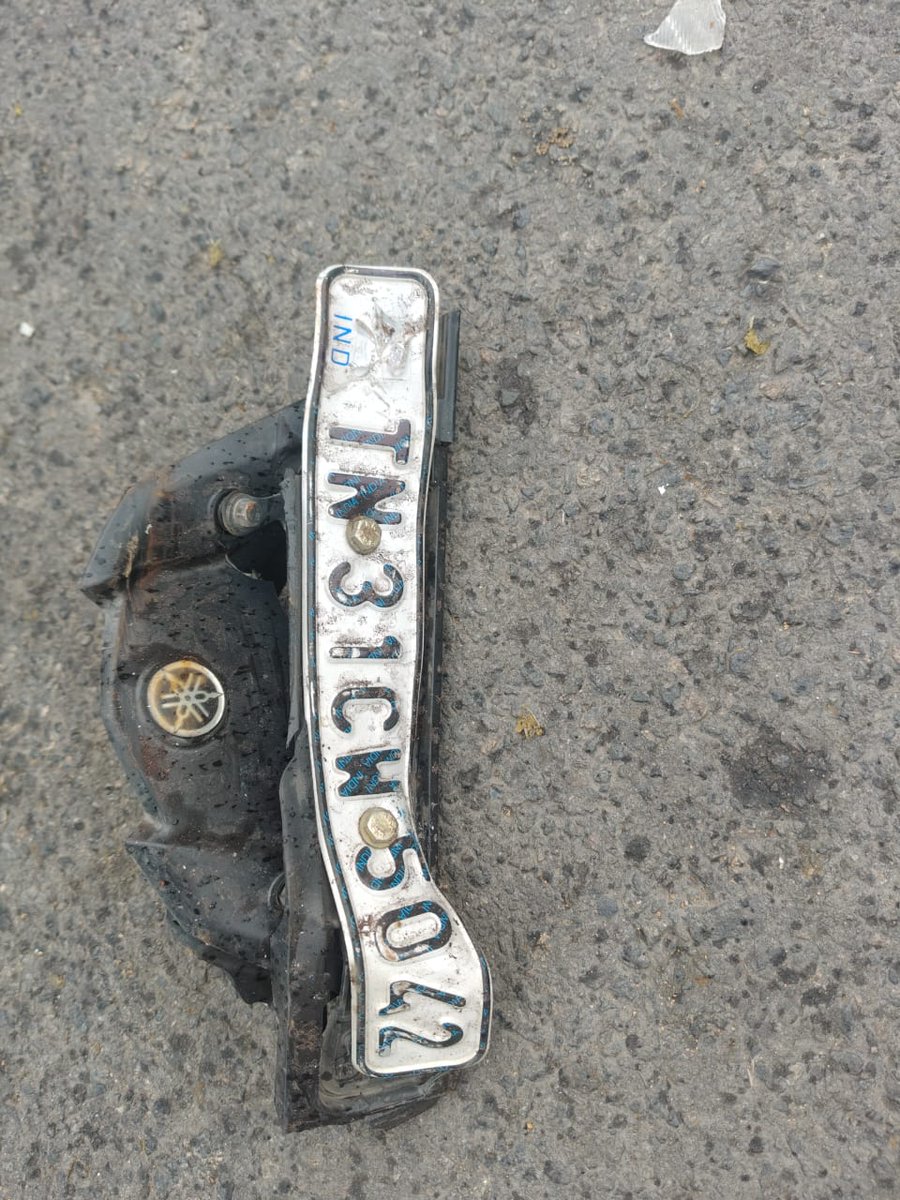 CuddaloreC's tweet image. #கடலூர் ஜவான் பவன் சாலையில் இரண்டு சக்கர வாகனத்தின் மீது லாரி மோதி விபத்து, 108 ஆம்புலன்ஸ் மூலம் ஆபத்தான நிலையில் இருந்த இருவரையும் கடலூர் அரசு மருத்துவமனைக்கு அனுப்பி வைக்கப்பட்டனர், உறவினர்கள் உடனடியாக மருத்துவமனைக்கு செல்லவும்.....