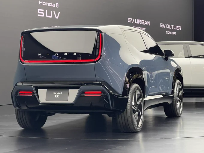 ホンダコンセプトカーのSALOONとα ホンダデザイン良いよ またステージの演出が良過ぎて泣いた ホンダの積み重ねてきた歴史や車への想いが伝わってきて最高でした!!